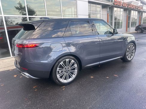 Used 2025 Land Rover Range Rover Sport SE image 5