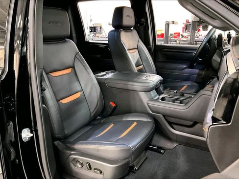 Used 2025 GMC Sierra 2500 AT4 w/ AT4 Premium Plus Package image 9