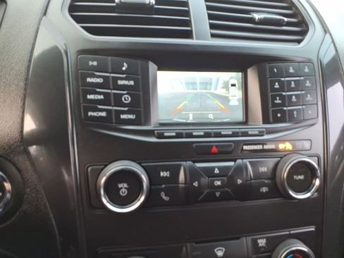 Used 2018 Ford Explorer XLT image 16