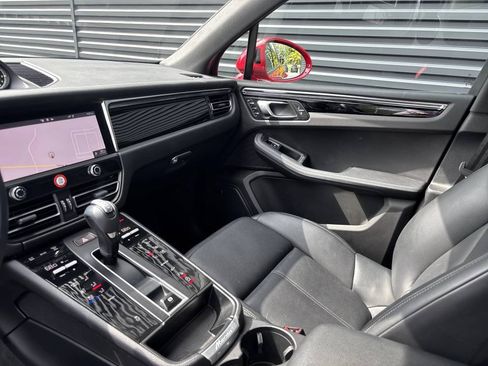 Used 2025 Porsche Macan AWD/4WD image 19