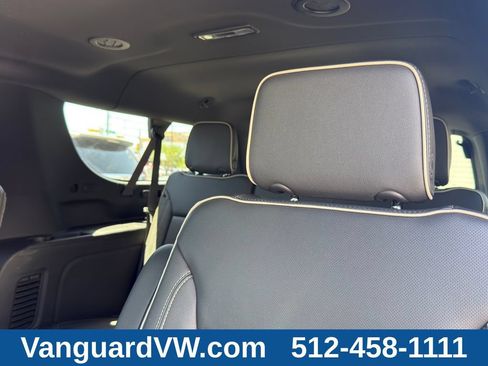 Used 2023 GMC Yukon XL SLT AWD/4WD image 30