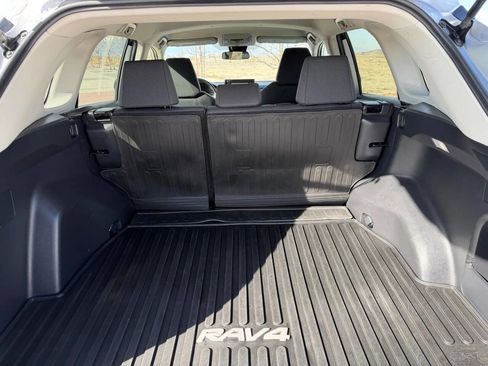 Used 2022 Toyota RAV4 LE AWD/4WD image 11