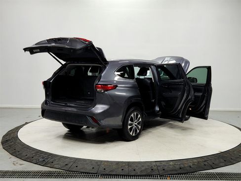 Used 2020 Toyota Highlander XLE image 15