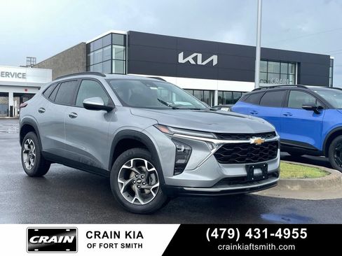 Used 2025 Chevrolet Trax LT w/ Driver Confidence Package FWD image 1