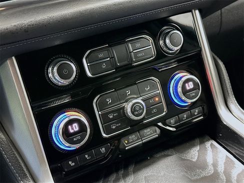 Used 2022 GMC Yukon XL Denali image 16
