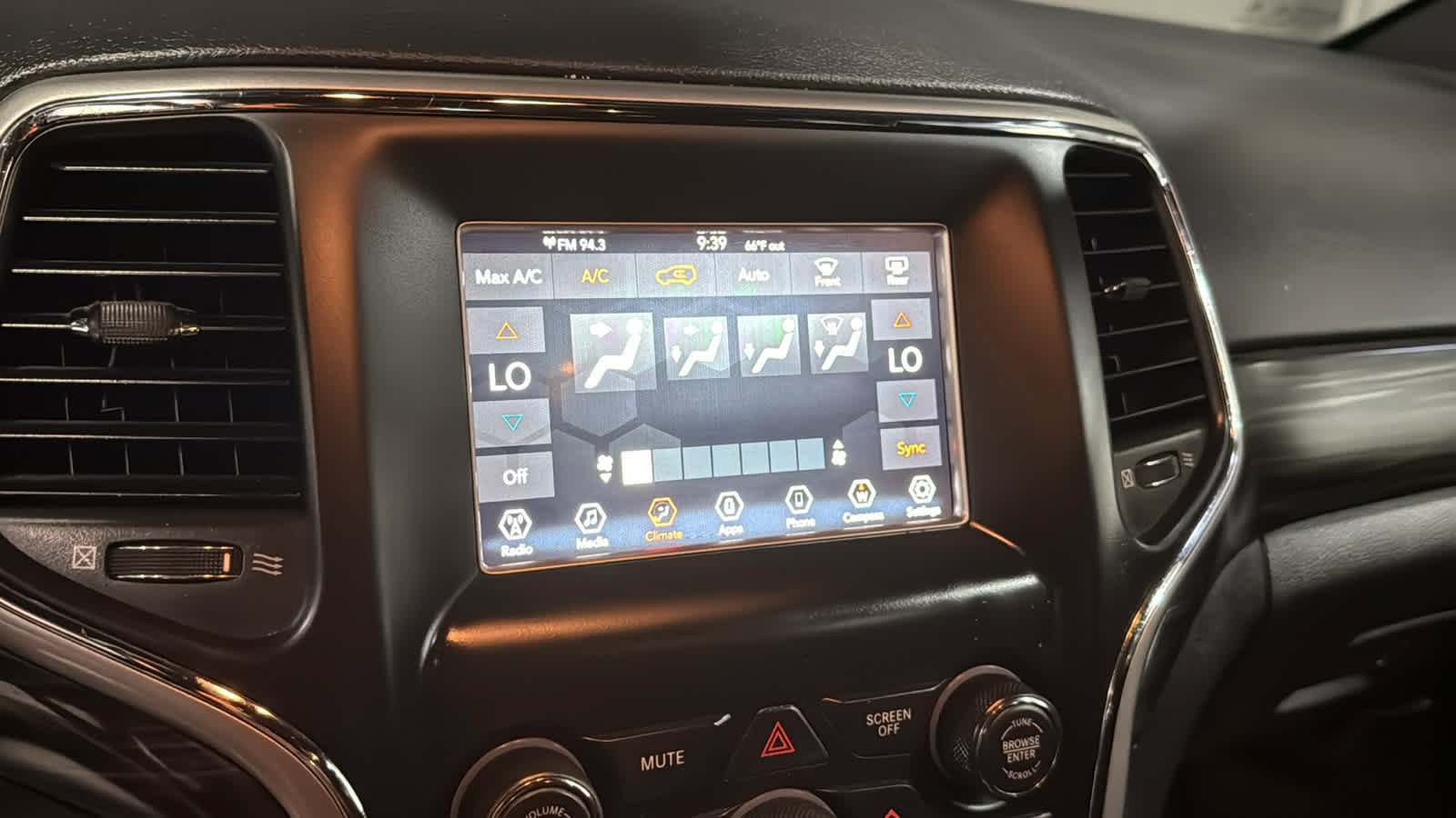 Used 2019 Jeep Grand Cherokee Laredo AWD/4WD image 15