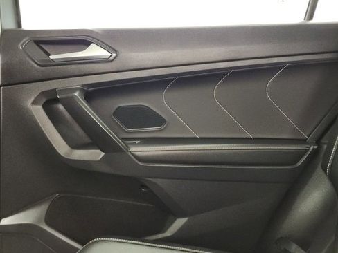 Used 2022 Volkswagen Tiguan SE w/ Panoramic Sunroof Package image 39