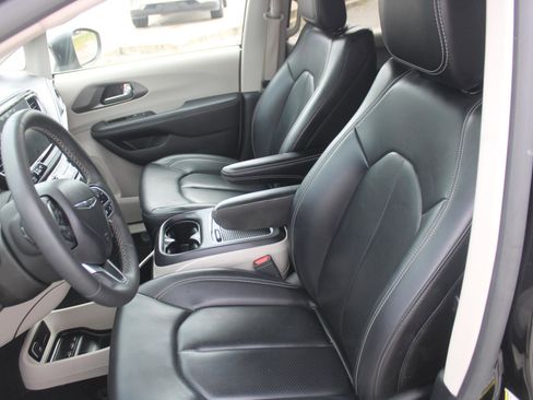 Used 2023 Chrysler Pacifica Touring-L image 9