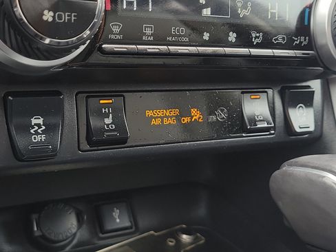 Used 2020 Toyota RAV4 XLE Premium image 32