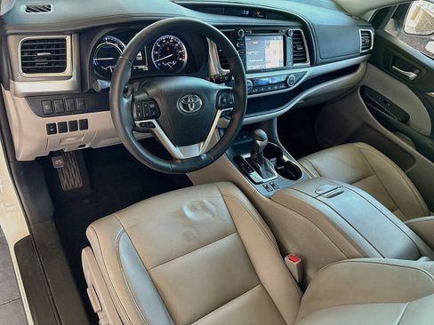 Used 2019 Toyota Highlander XLE AWD/4WD image 9