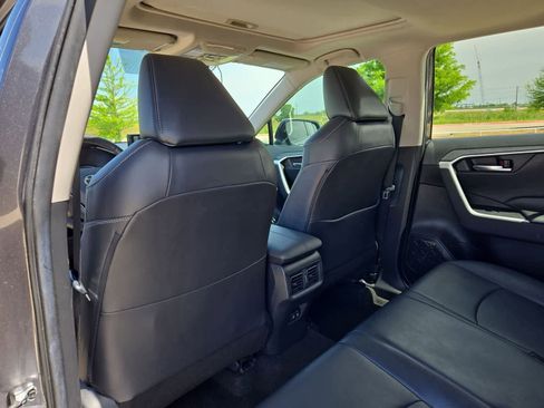 Used 2020 Toyota RAV4 XLE Premium FWD image 17