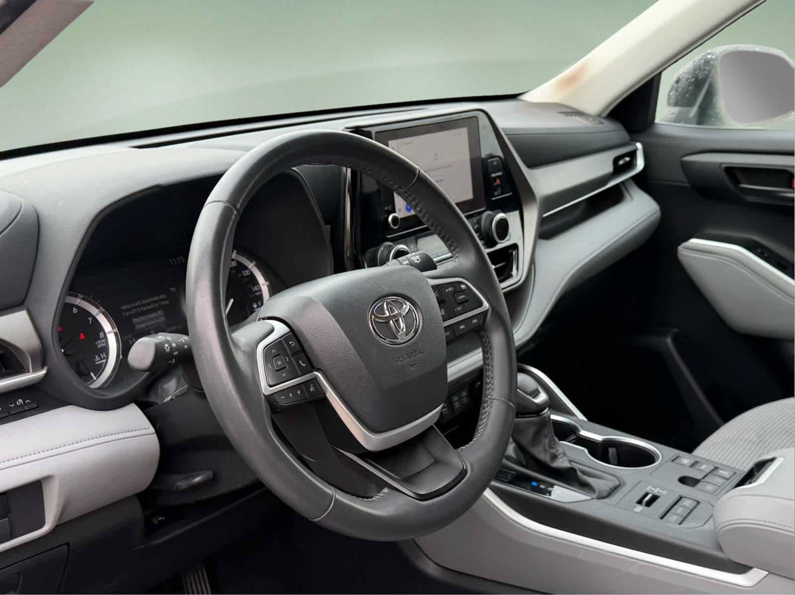 Used 2024 Toyota Highlander LE AWD/4WD image 15