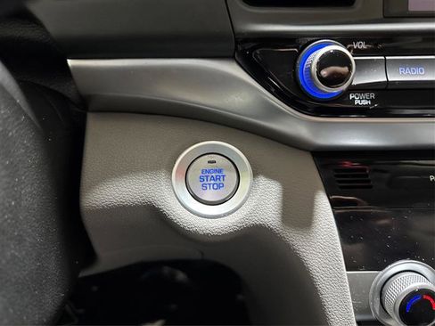 Used 2020 Hyundai Elantra Limited image 24