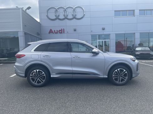 Certified 2025 Audi Q5 Premium w/ Convenience Package AWD/4WD image 3