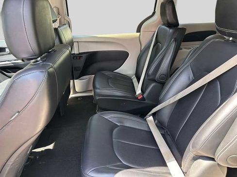 Used 2024 Chrysler Pacifica Limited FWD image 24