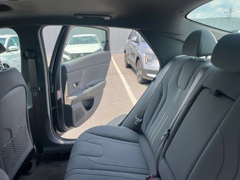 Used 2025 Hyundai Elantra SEL FWD image 40
