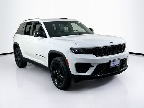 Used 2023 Jeep Grand Cherokee Altitude AWD/4WD image 3