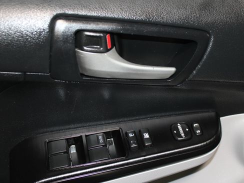 Used 2012 Toyota Camry LE FWD image 9