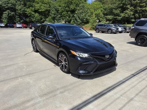 Used 2019 Toyota Camry SE w/ Convenience Package FWD image 8