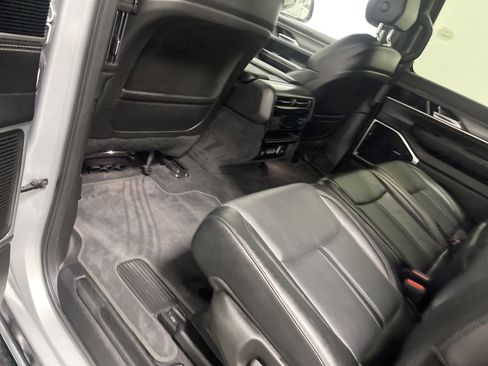 Used 2024 Jeep Wagoneer L Series II w/ Flexible Seating Group image 17