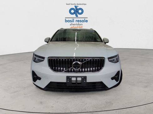 Used 2025 Volvo XC40 B5 Plus image 7