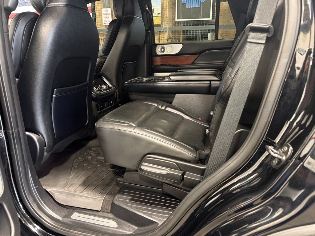 Used 2018 Lincoln Navigator Reserve w/ Technology Package AWD/4WD image 17