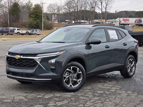 New 2026 Chevrolet Trax LT w/ Driver Confidence Package image 2