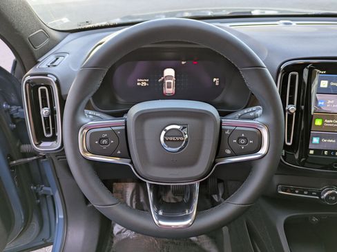 Used 2023 Volvo XC40 Recharge Plus image 17