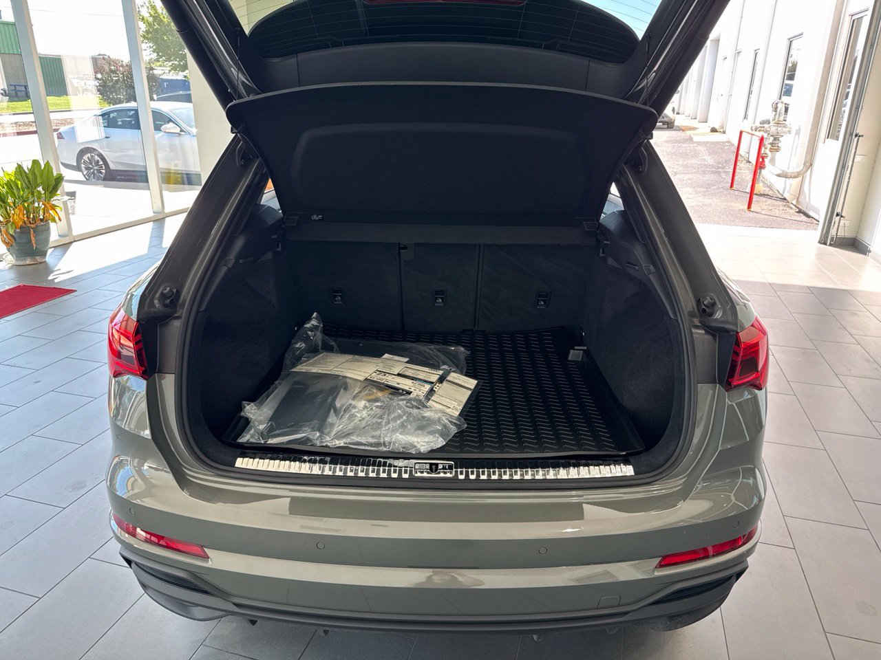 Certified 2025 Audi Q3 2.0T Premium w/ Convenience Package AWD/4WD image 9