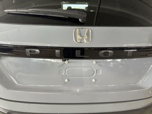 Used 2025 Honda Pilot Touring image 11