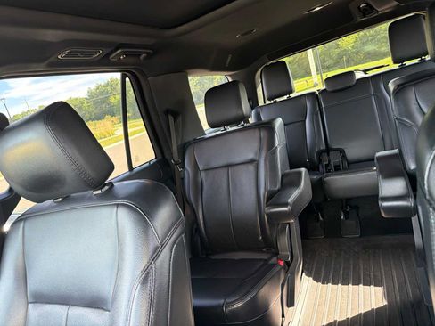 Used 2020 Ford Expedition XLT w/ Equipment Group 202A AWD/4WD image 14