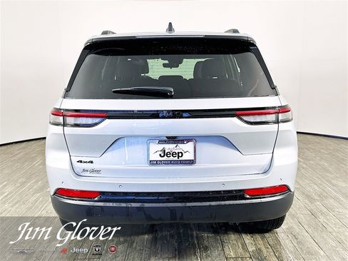 New 2025 Jeep Grand Cherokee Laredo image 4