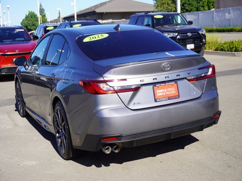 Used 2025 Toyota Camry SE w/ Convenience Package FWD image 8