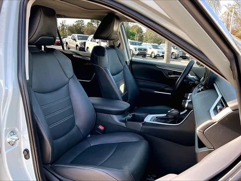 Used 2022 Toyota RAV4 XLE Premium image 8