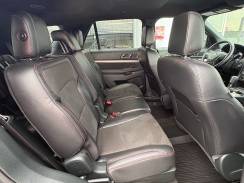 Used 2018 Ford Explorer XLT w/ Equipment Group 202A AWD/4WD image 18