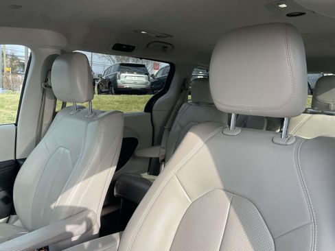 Used 2017 Chrysler Pacifica Touring-L Plus image 18