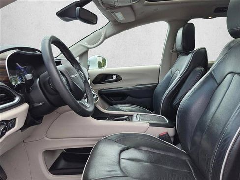 Used 2022 Chrysler Pacifica Limited FWD image 16