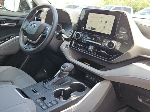 Used 2024 Toyota Highlander XLE FWD image 39