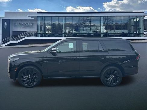 New 2026 Lincoln Navigator Reserve w/ Jet Appearance Package AWD/4WD image 4
