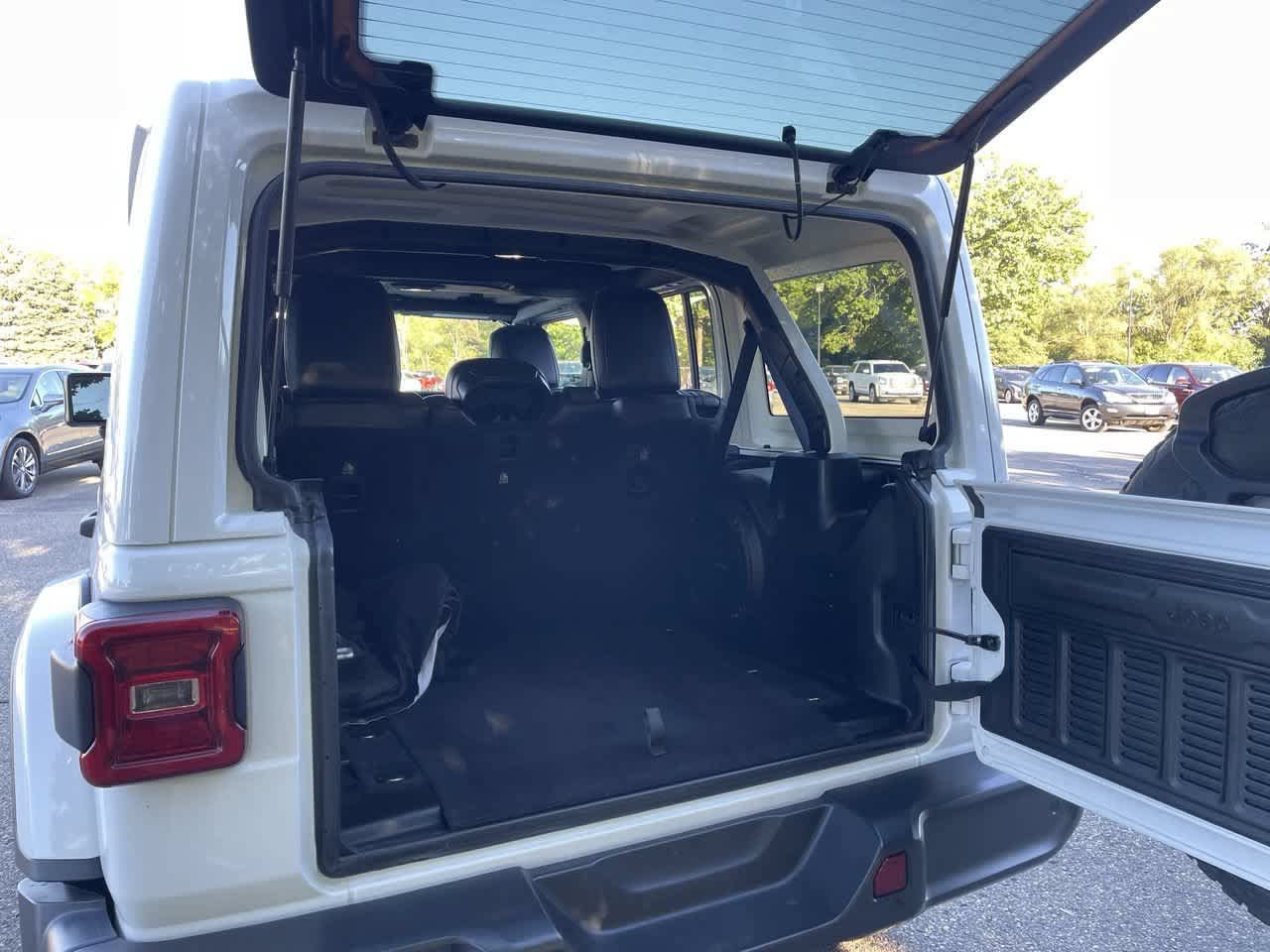 Used 2018 Jeep Wrangler Unlimited Sahara AWD/4WD image 17