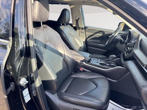 Used 2021 Toyota Highlander XLE AWD/4WD image 28