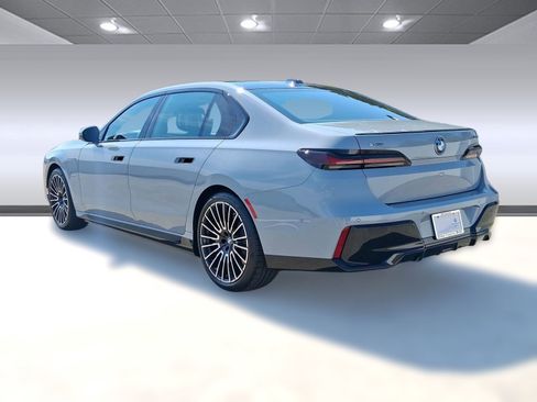 New 2026 BMW 750e xDrive image 3