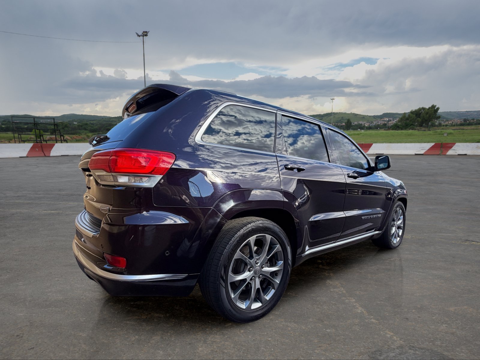 Used 2020 Jeep Grand Cherokee Summit AWD/4WD image 3
