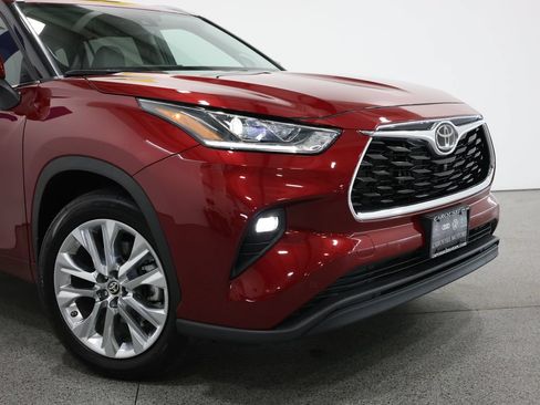 Used 2024 Toyota Highlander Limited AWD/4WD image 3