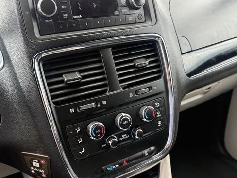 Used 2017 Dodge Grand Caravan SXT FWD image 21