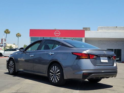 Used 2023 Nissan Altima 2.5 SV FWD image 2