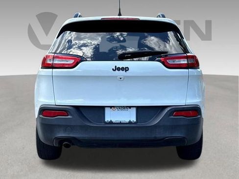 Used 2018 Jeep Cherokee Latitude w/ Altitude Package FWD image 14