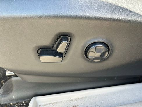 Used 2023 Chrysler Voyager LX FWD image 17