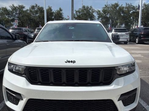 Used 2024 Jeep Grand Cherokee Altitude RWD image 2