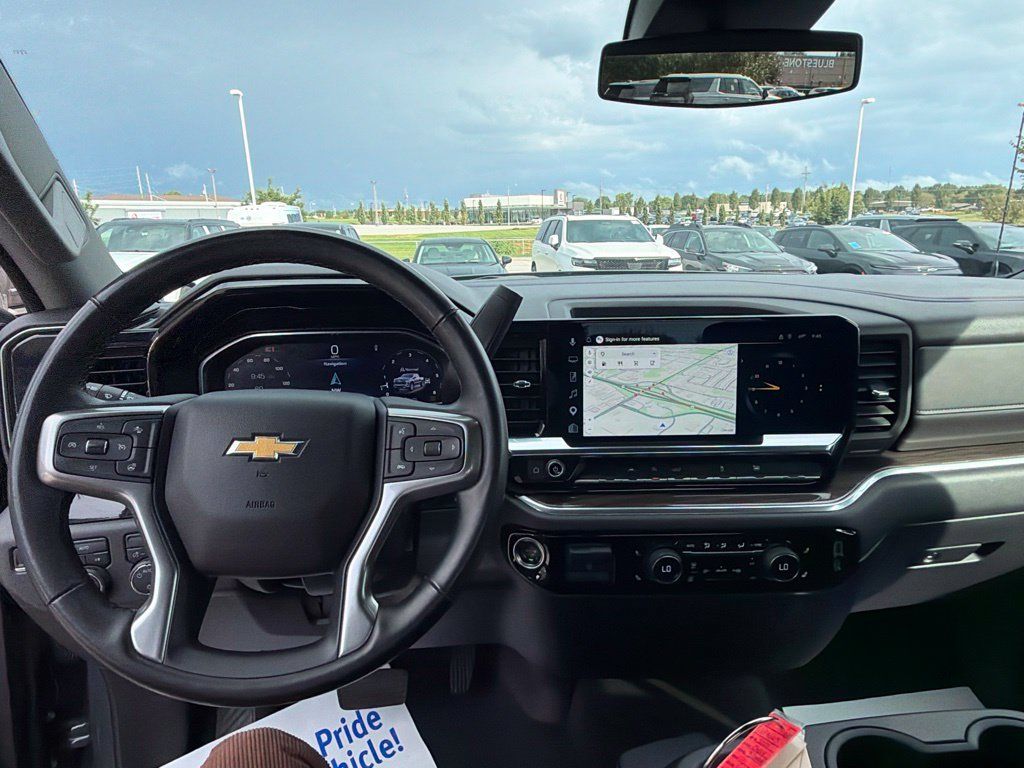 Used 2025 Chevrolet Silverado 1500 LT AWD/4WD image 18